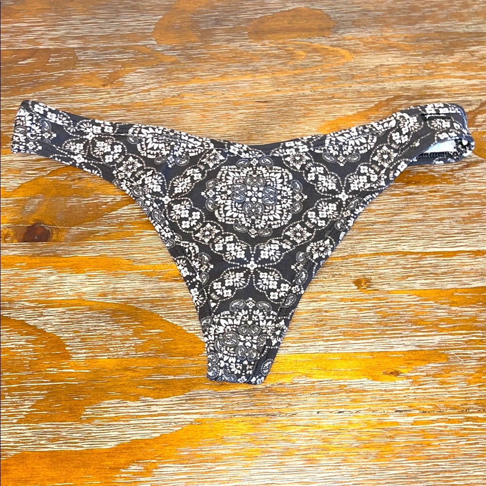 🖤 PINK Victoria's Secret Black & White Patterned Thong Panties